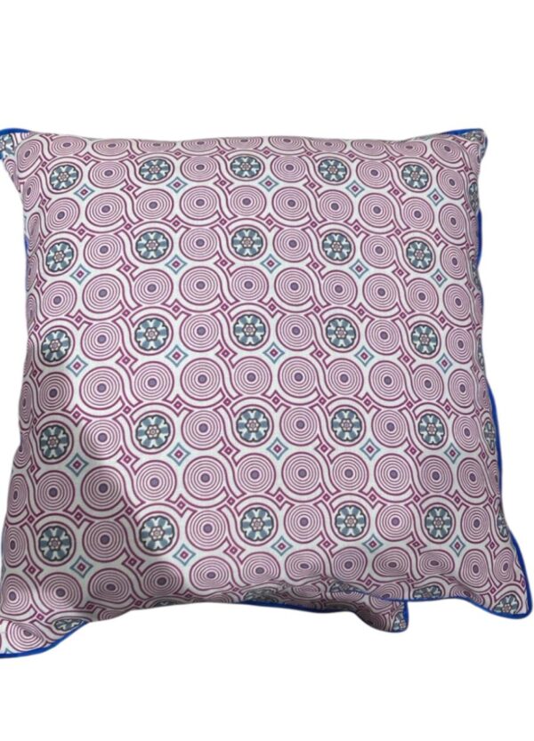Catalina Estrada 1 Estrellas Magenta Cushion